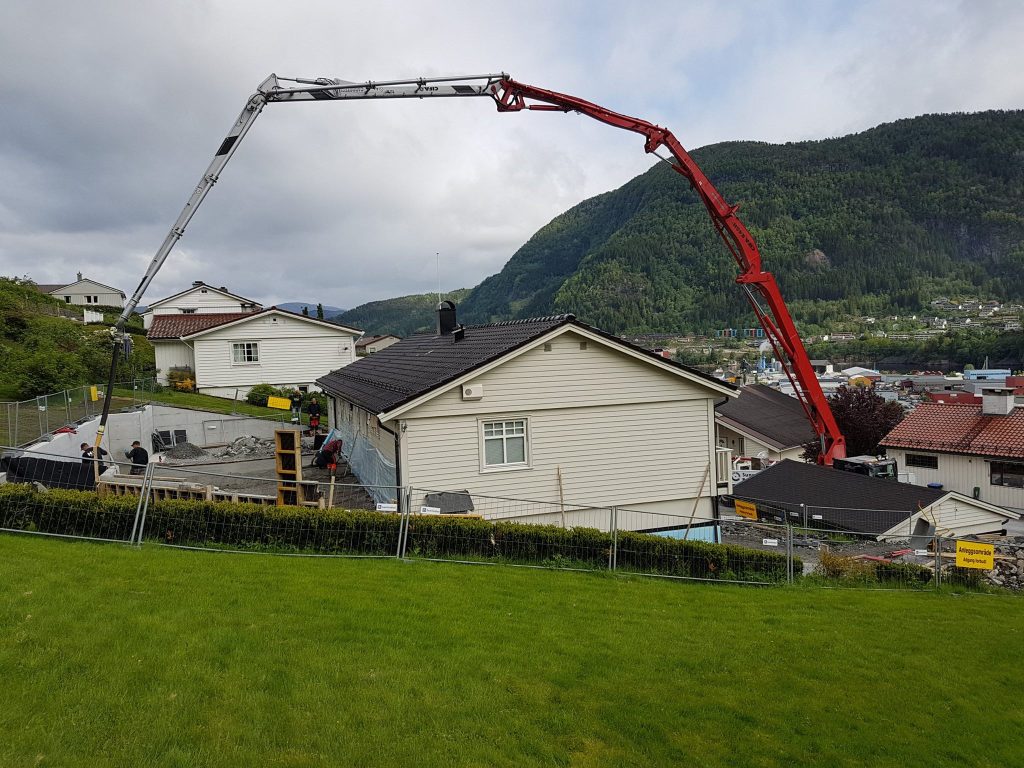 betongpumping over et hus